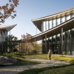 정원 산책로 끝에 선 Suzhou MoCA 파빌리온 입구