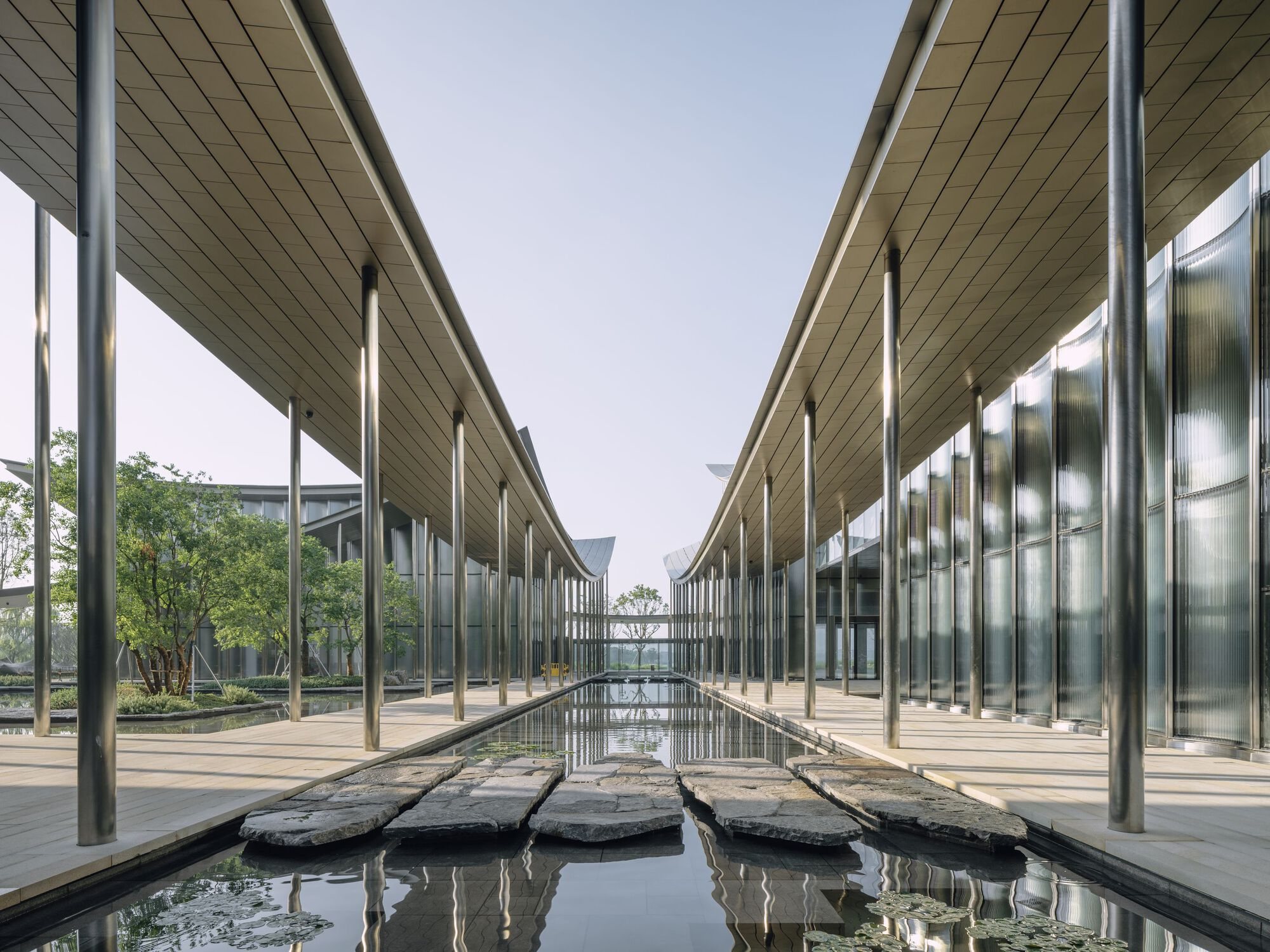 수공간 위 징검돌을 따라 이어지는 Suzhou MoCA의 회랑(랑) 공간