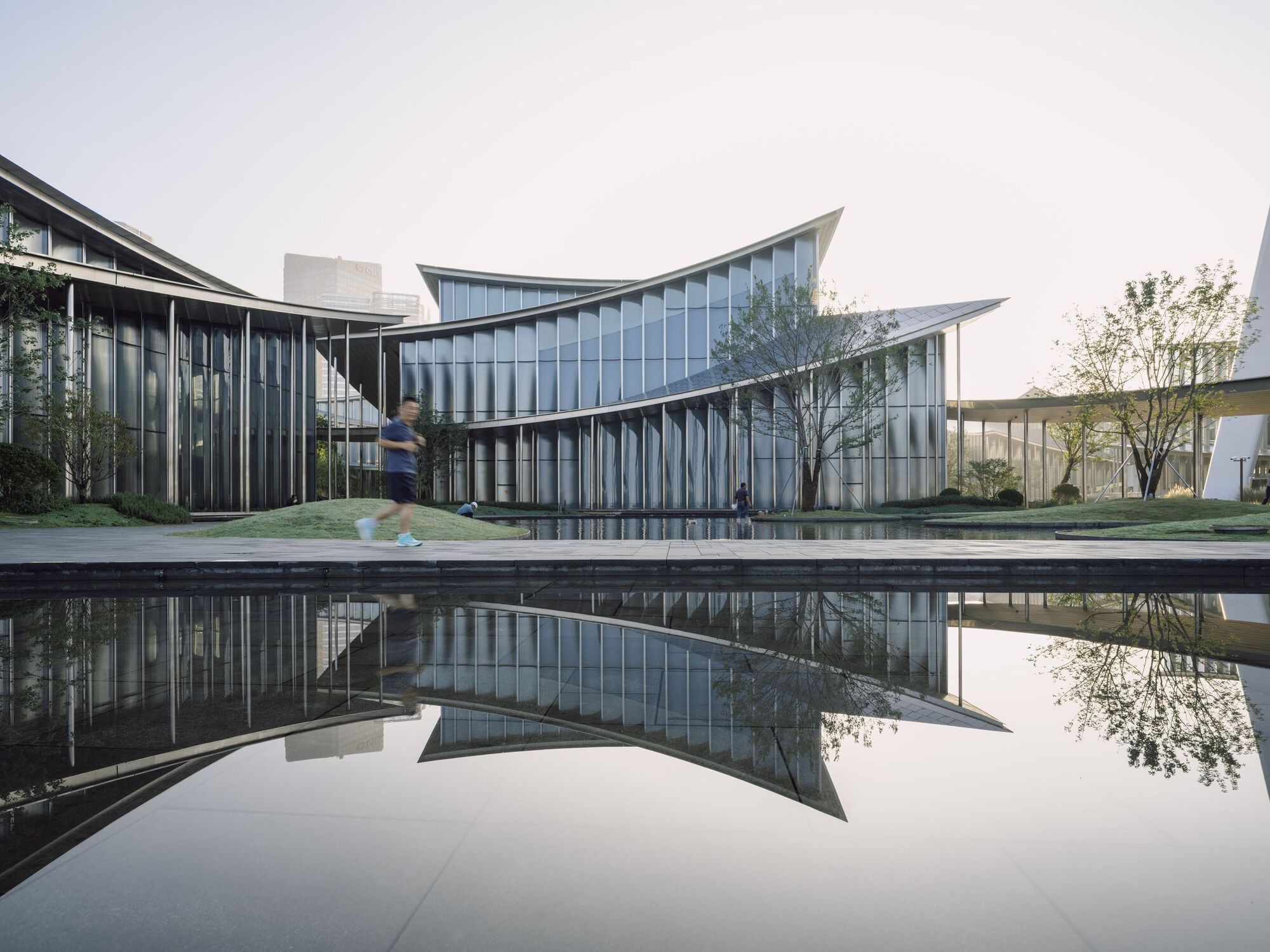 수면에 곡면 지붕이 비치는 쑤저우 미술관 Suzhou MoCA 외관