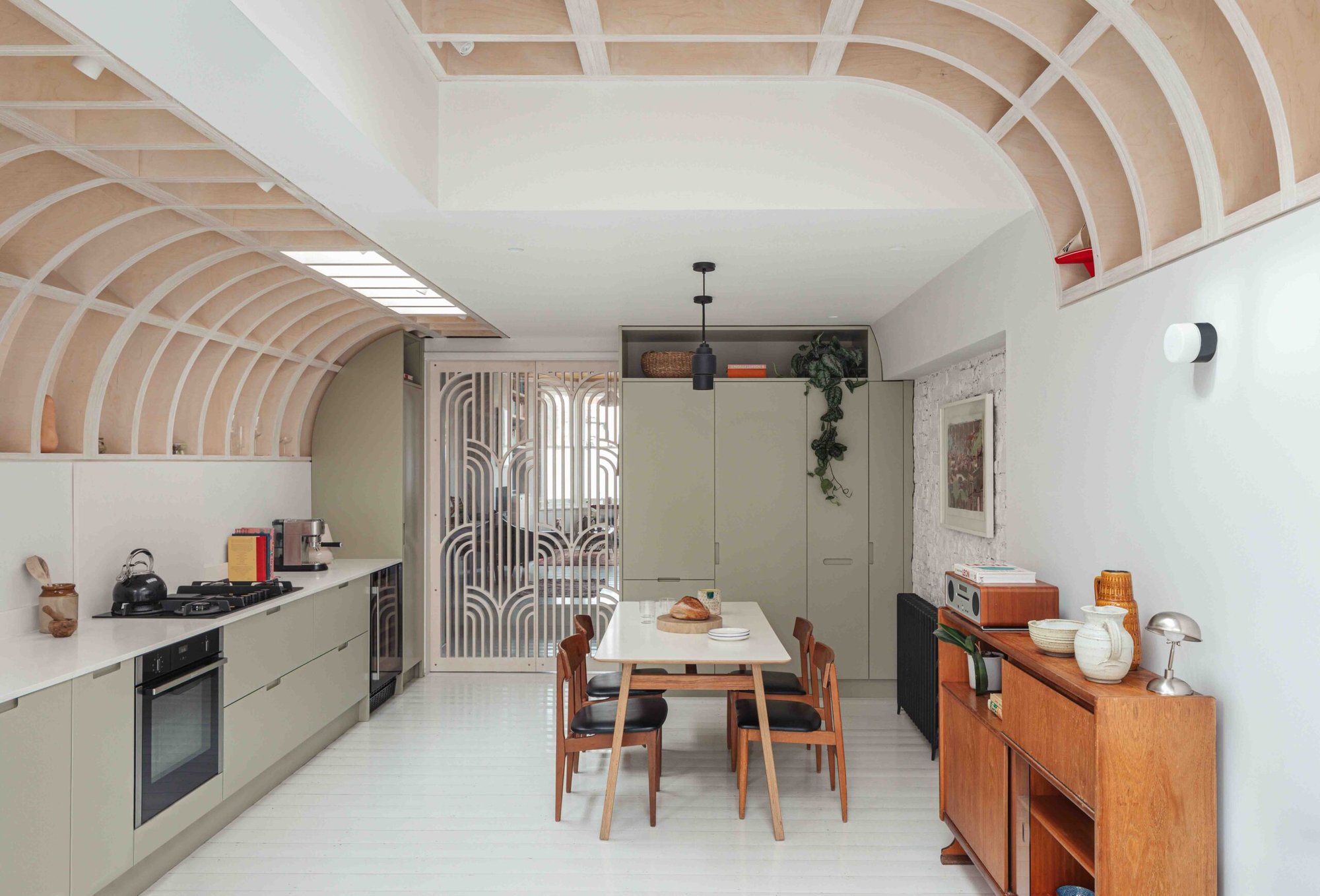 Tennyson Road 볼트 천장 아래 주방과 다이닝 공간