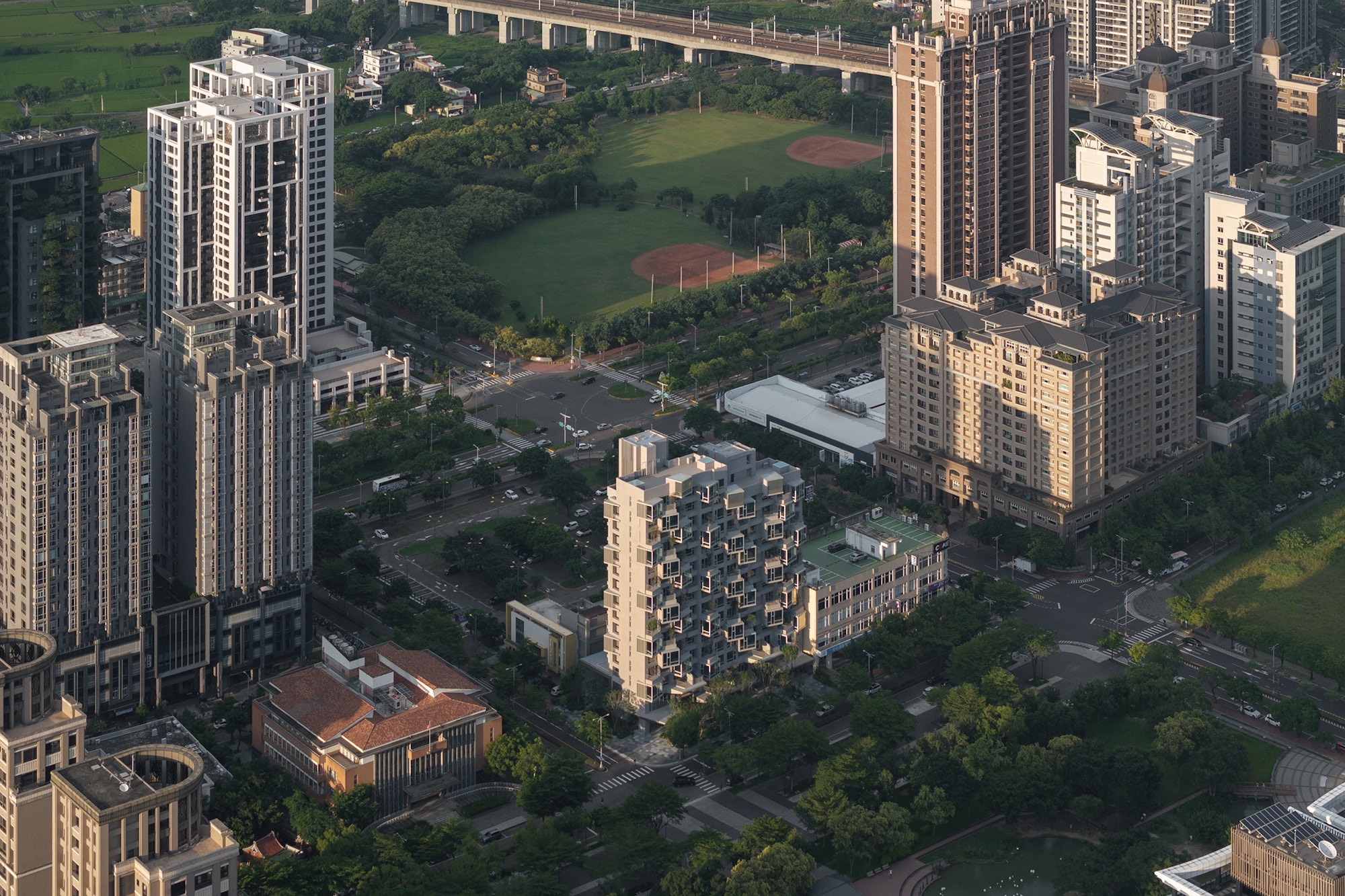 신주 하이스피드레일 특구 상공에서 본 Urban 15° 아파트와 수이전 삼림공원