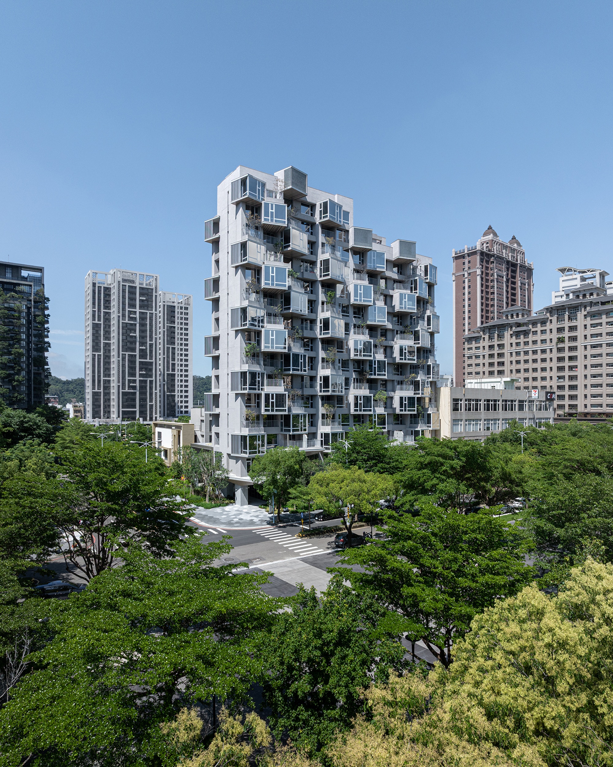 신주 공원뷰 아파트 Urban 15° 외관, 캔틸레버 발코니가 15도씩 돌아간 파사드