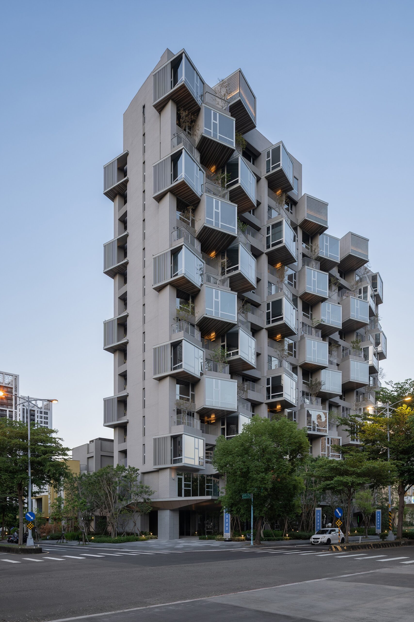 해질 무렵 창마다 다른 조명이 켜진 Urban 15° 아파트 야경