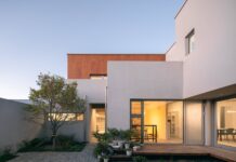 마당에서 본 베이징 주택 A House in Xueshan Village 외관, 화이트 매스와 코퍼 톤 패널