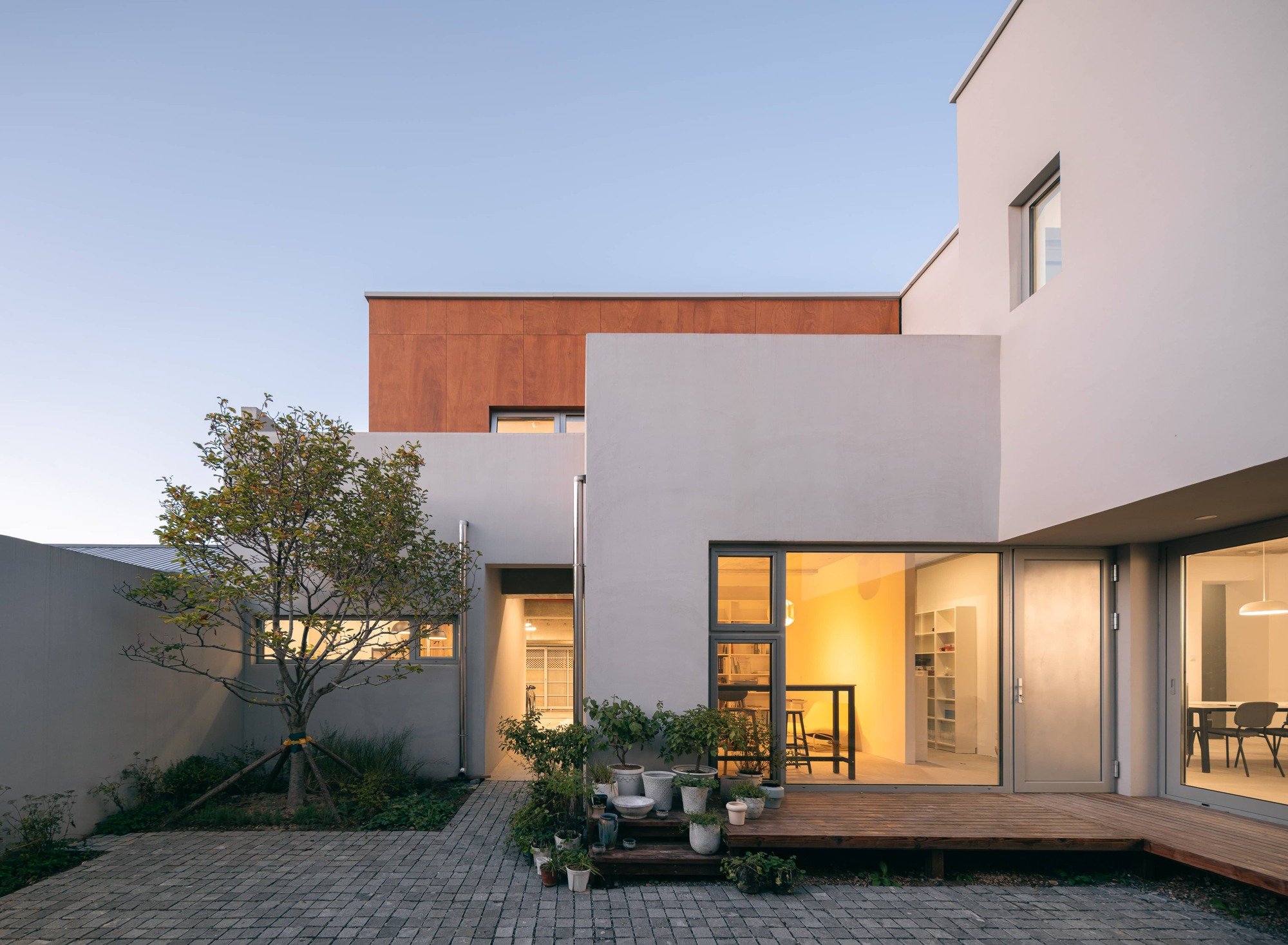 마당에서 본 베이징 주택 A House in Xueshan Village 외관, 화이트 매스와 코퍼 톤 패널