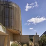 곡면 목재 스크린과 흙다짐 벽이 만나는 호주 해안주택 Barwon Dunes House 외관