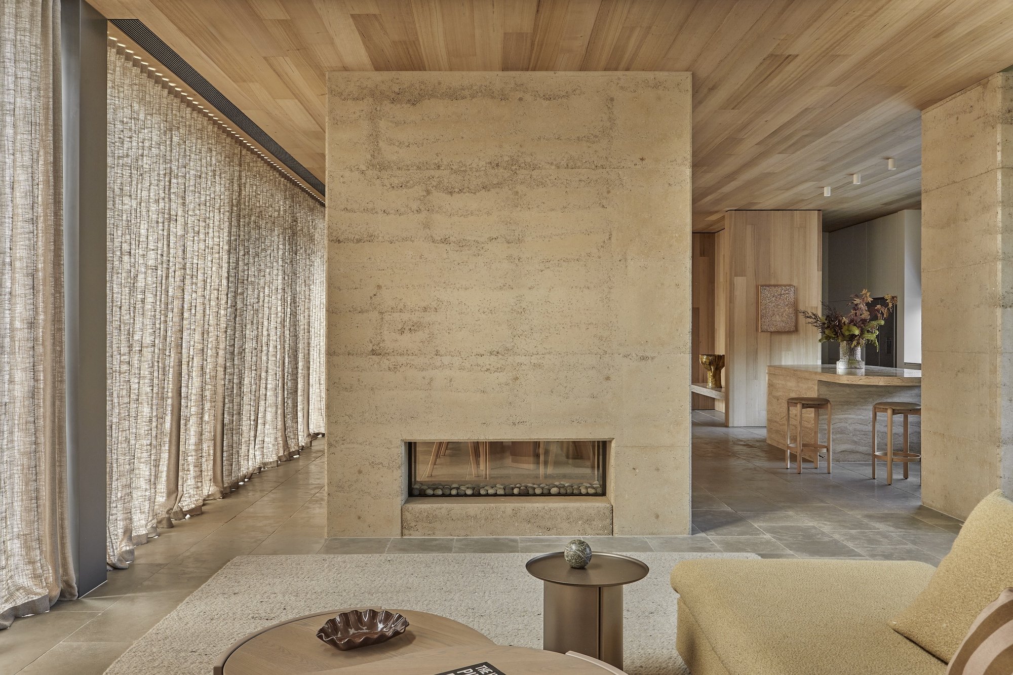 흙다짐 벽난로 매스와 얇은 커튼이 있는 Barwon Dunes House 거실