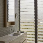 루버 창과 트래버틴 세면대가 있는 Barwon Dunes House 욕실