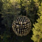 햇빛을 받은 소나무 옆 Biosphere 새집 군집