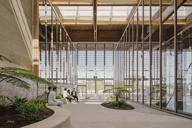 목재 구조와 유리로 열린 Bradfield First Building 내부 통로와 정원
