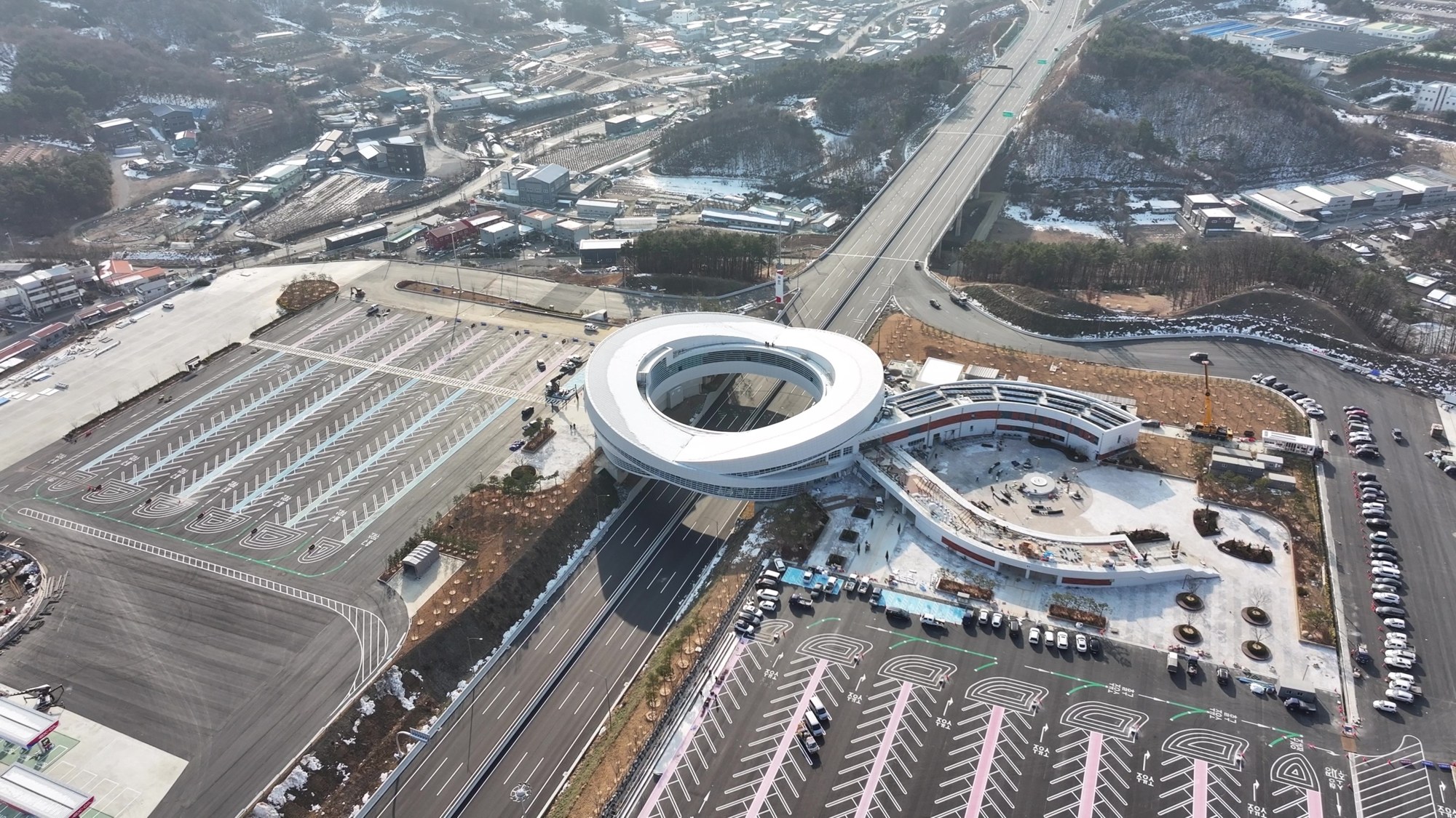 고속도로 위를 가로지르는 원형 상공형 휴게소, 용인 처인휴게소 항공 사진