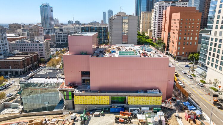 핑크 메탈릭 외피를 두른 Frank Gehry 설계 Colburn School 신관 공사 현장