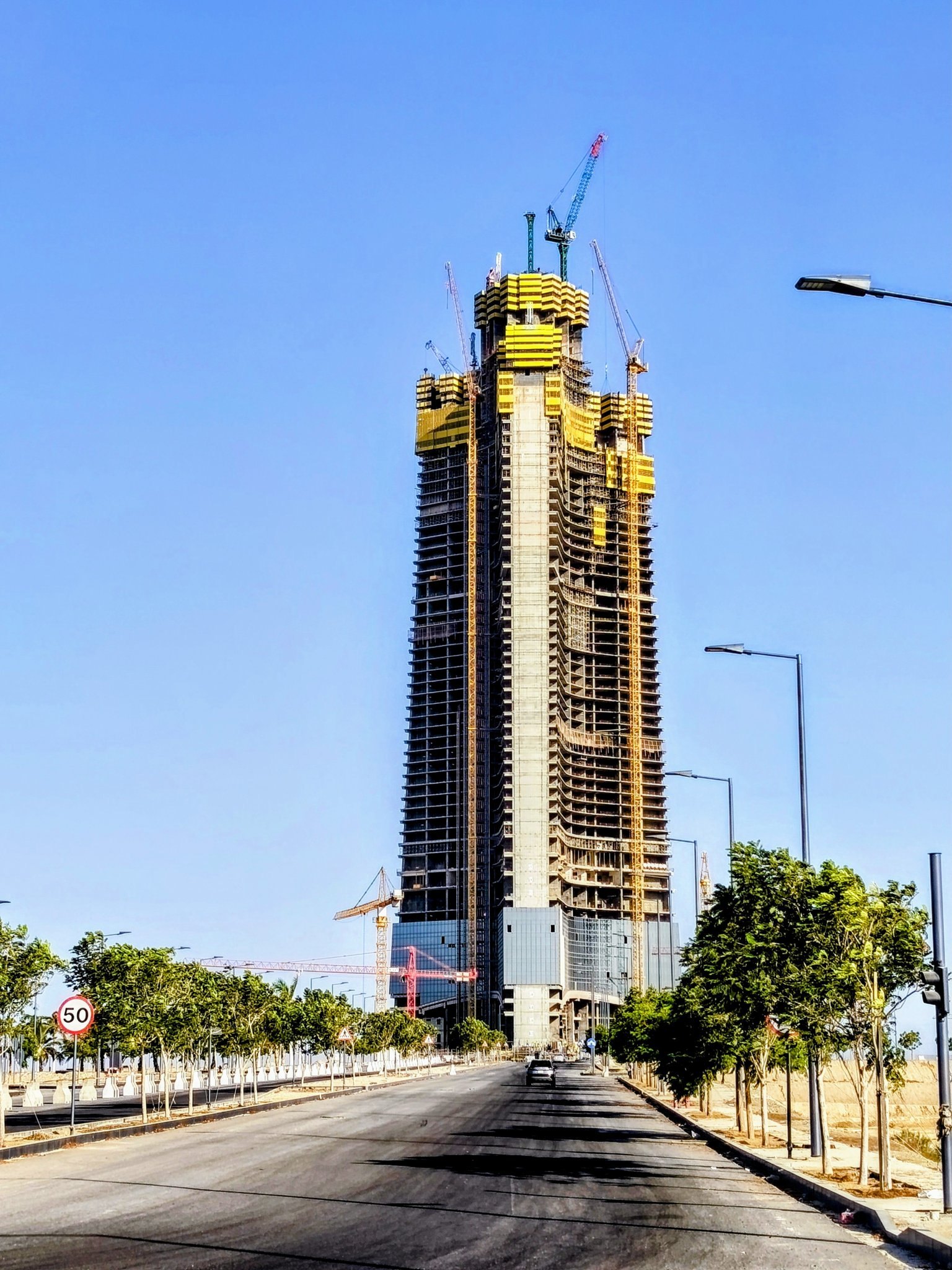타워크레인과 노란 거푸집이 얹힌 시공 중인 Jeddah Tower 전경