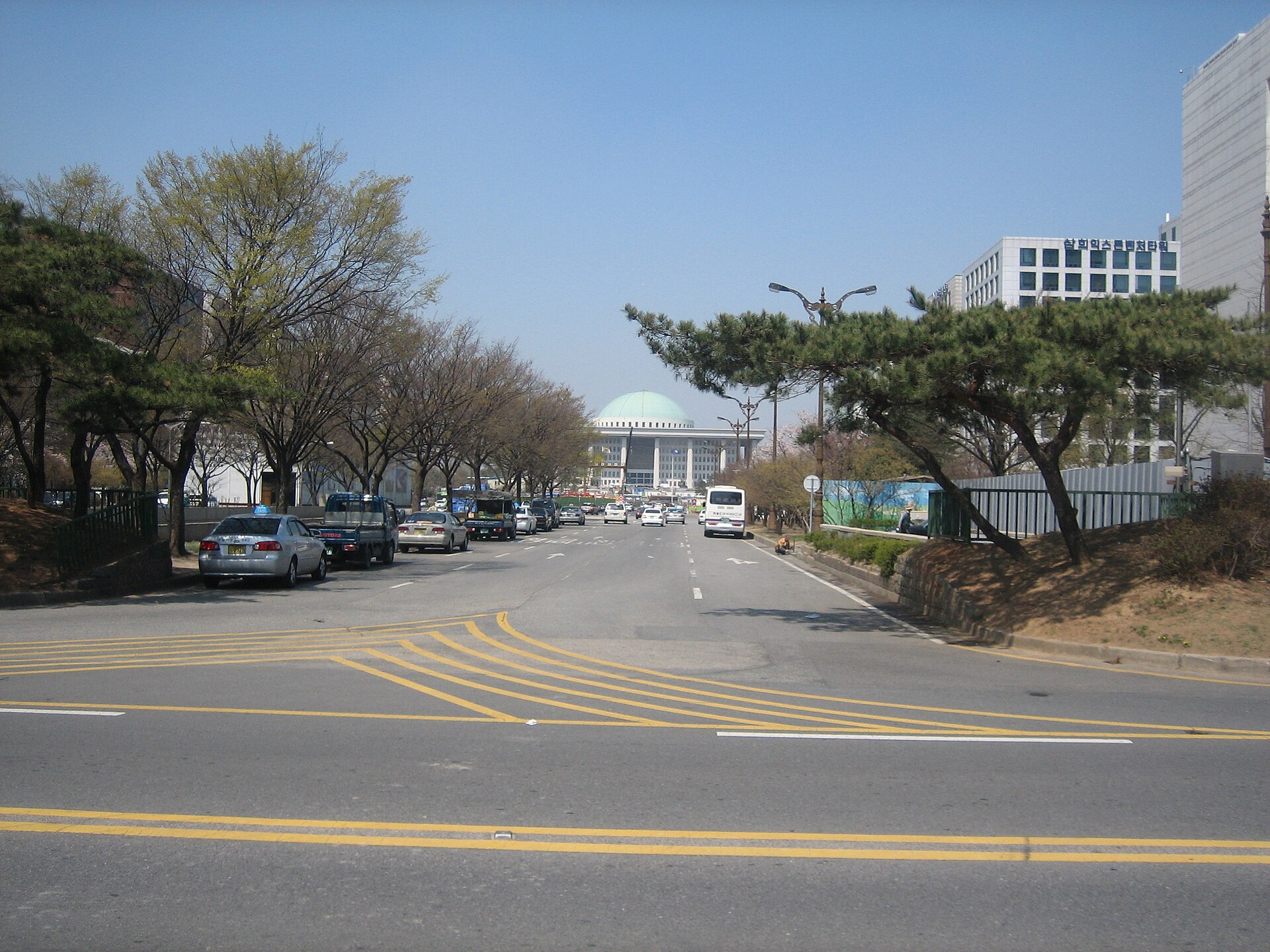 여의도 국회의사당 돔이 보이는 국회 앞 도로 전경