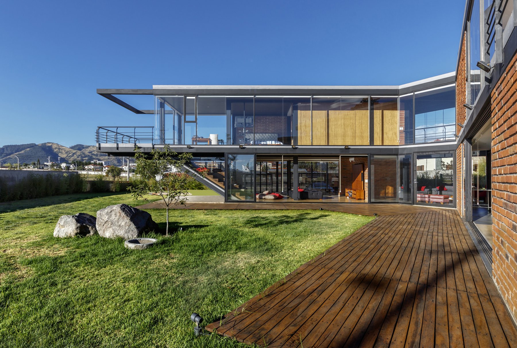 철골 프레임과 통유리, 원목 데크가 어우러진 Casa Ortega 외관