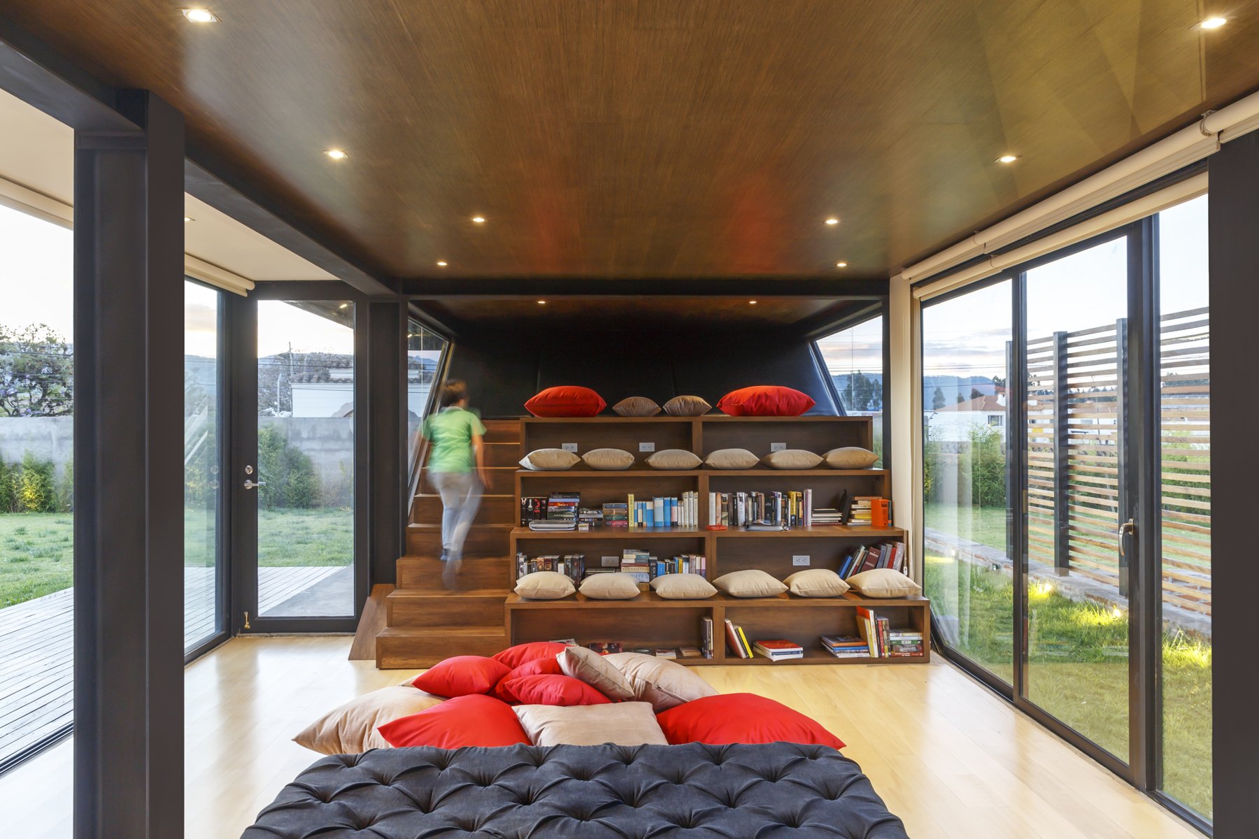 경사면을 계단식 책장으로 만든 Casa Ortega 서재
