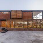 콘크리트 테라스 쪽에서 본 Casa Ortega 벽돌 외관