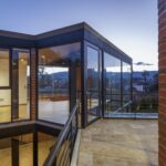 벽돌 벽과 맞닿은 Casa Ortega 2층 유리 모서리