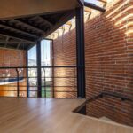 벽돌 벽에 둘러싸인 Casa Ortega 2층 계단참