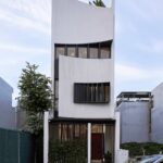 연 모양 곡면 파사드가 정면을 채운 베트남 협소주택 PAMA House 외관