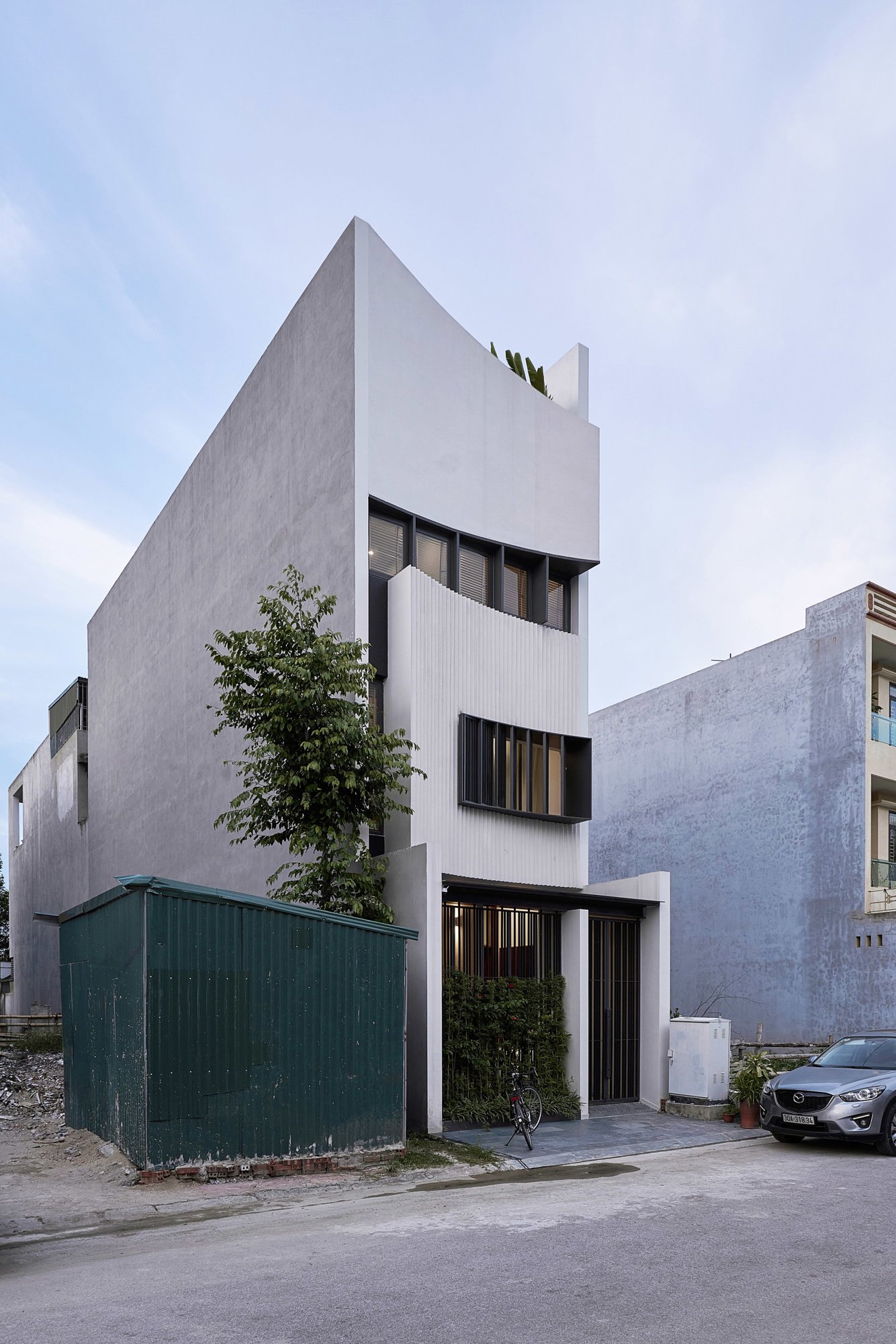 5×20m 좁은 대지에 3개 층과 옥상정원을 올린 PAMA House 측면 외관