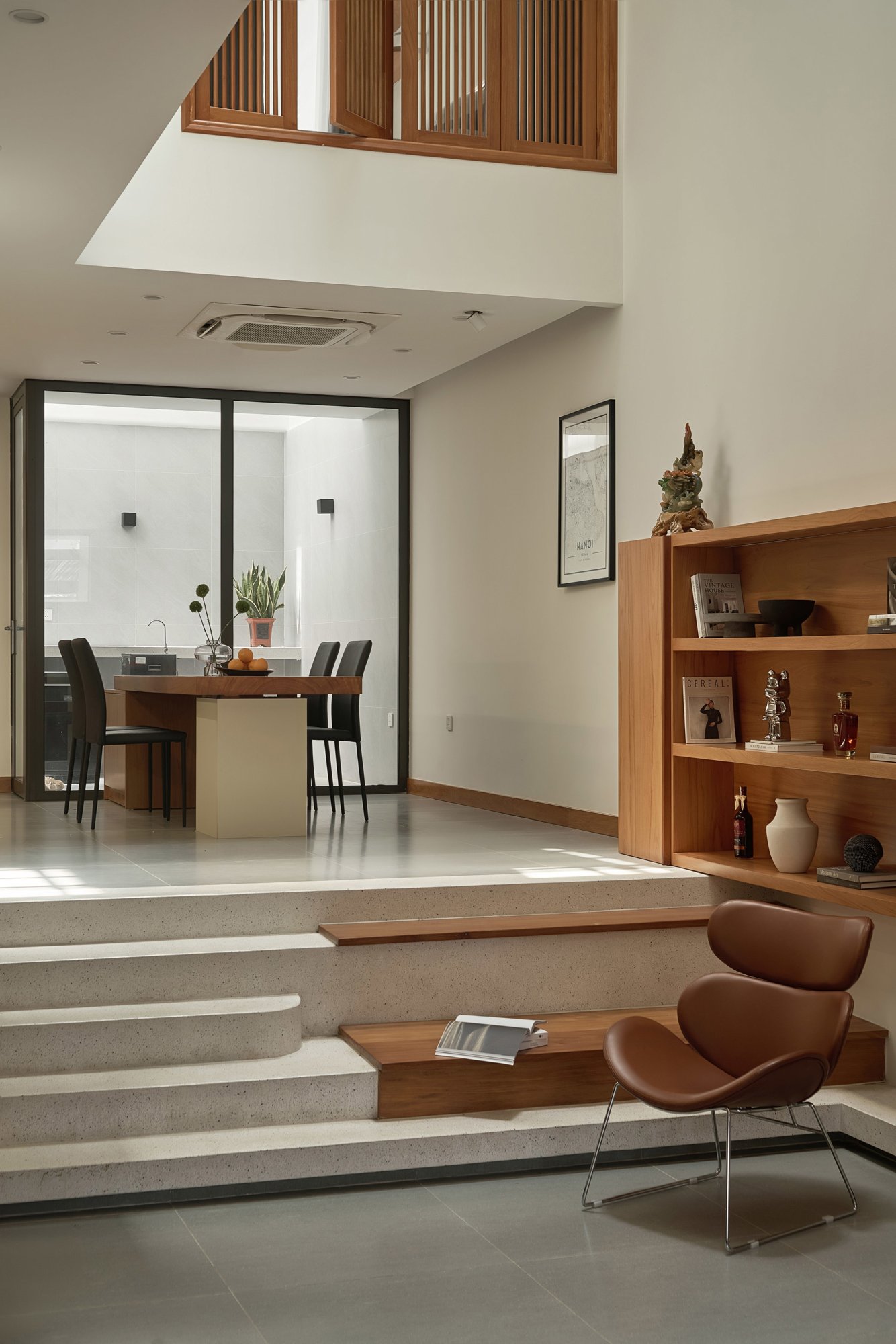 앉는 자리를 겸한 단차 계단과 주방이 이어지는 PAMA House 1층