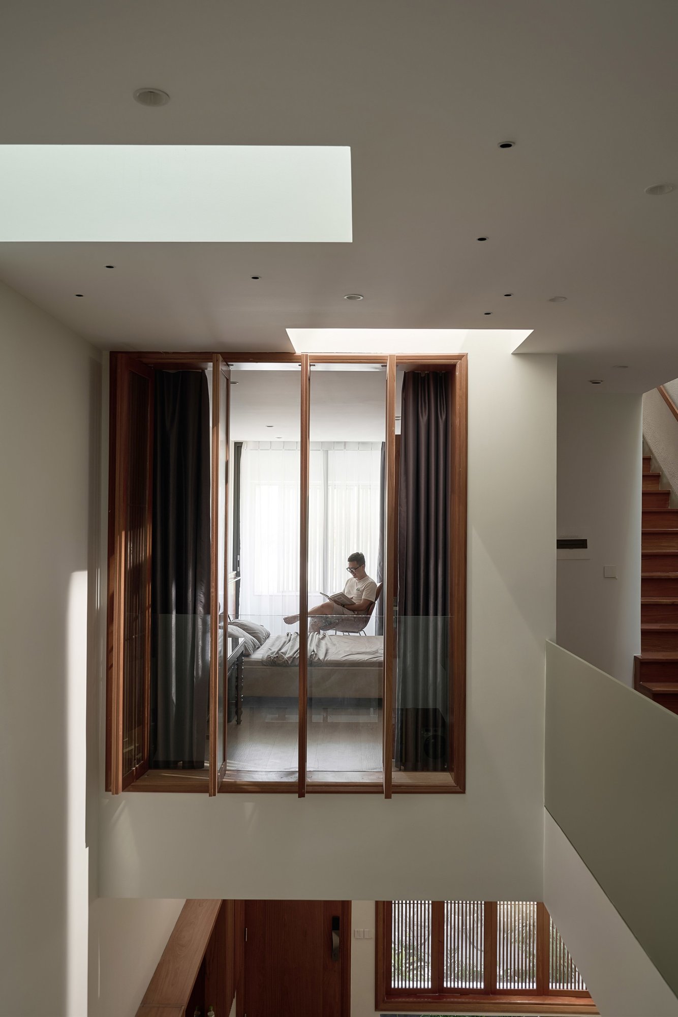 보이드 쪽으로 창을 낸 PAMA House 2층 침실