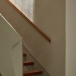 목재 디딤판과 화이트 난간벽이 맞물린 PAMA House 계단 디테일