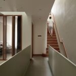 복도 끝으로 계단이 이어지는 PAMA House 위층