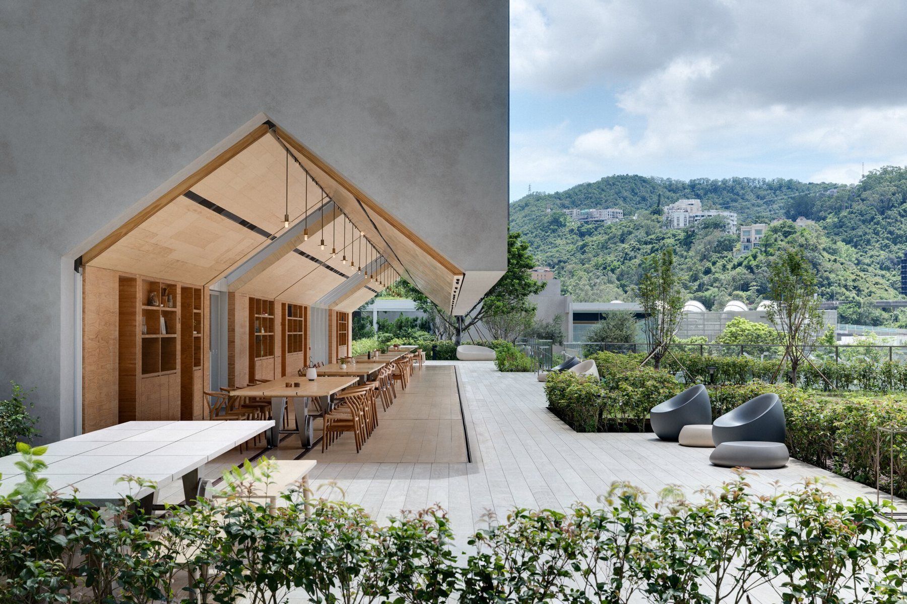 박공 단면을 그대로 열어 정원과 식탁이 이어지는 Pavilia Farm Farm House 외관