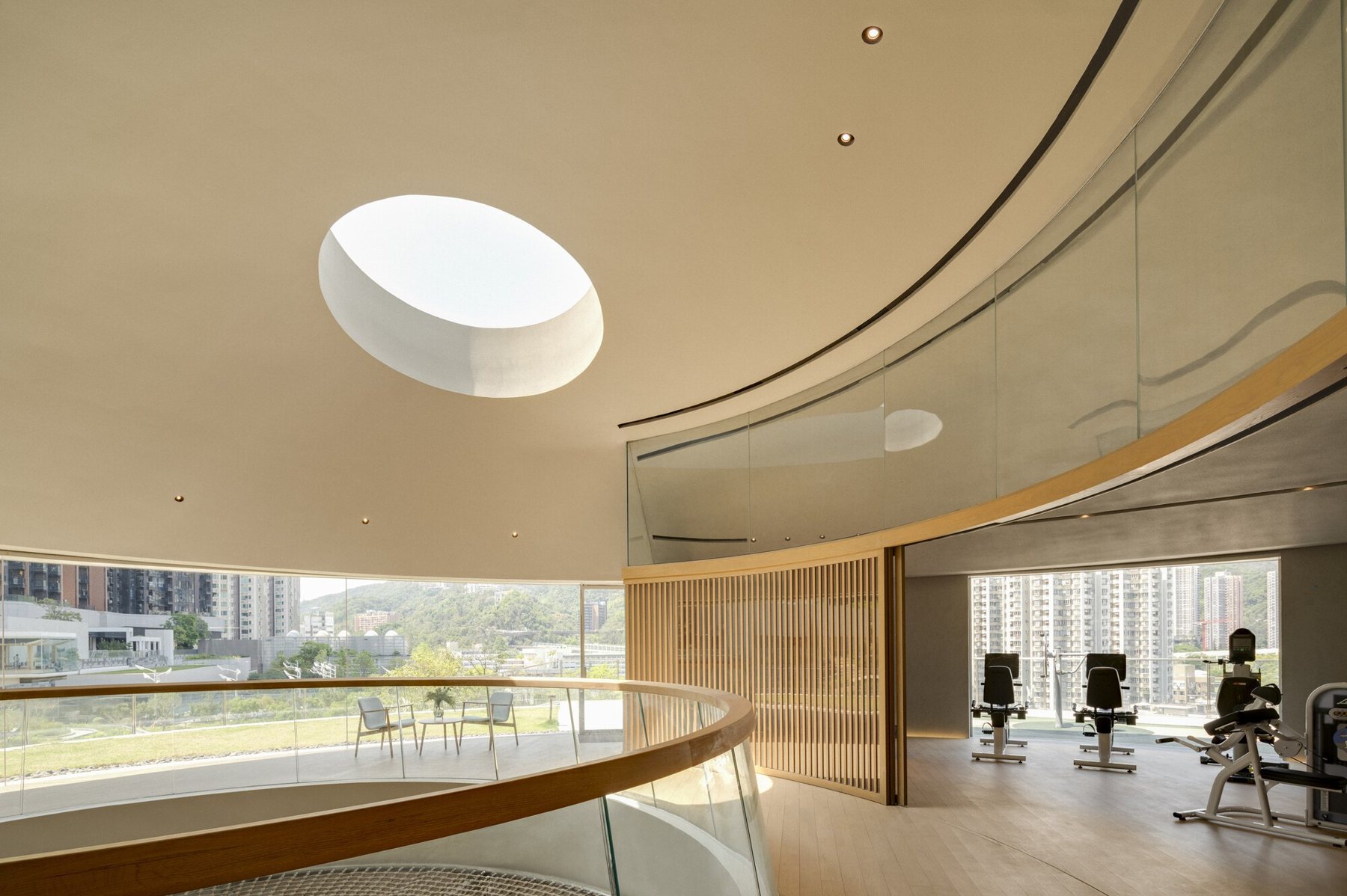 돔 천창 아래 보이드를 둘러싼 Sky House 2층 시니어 피트니스 라운지