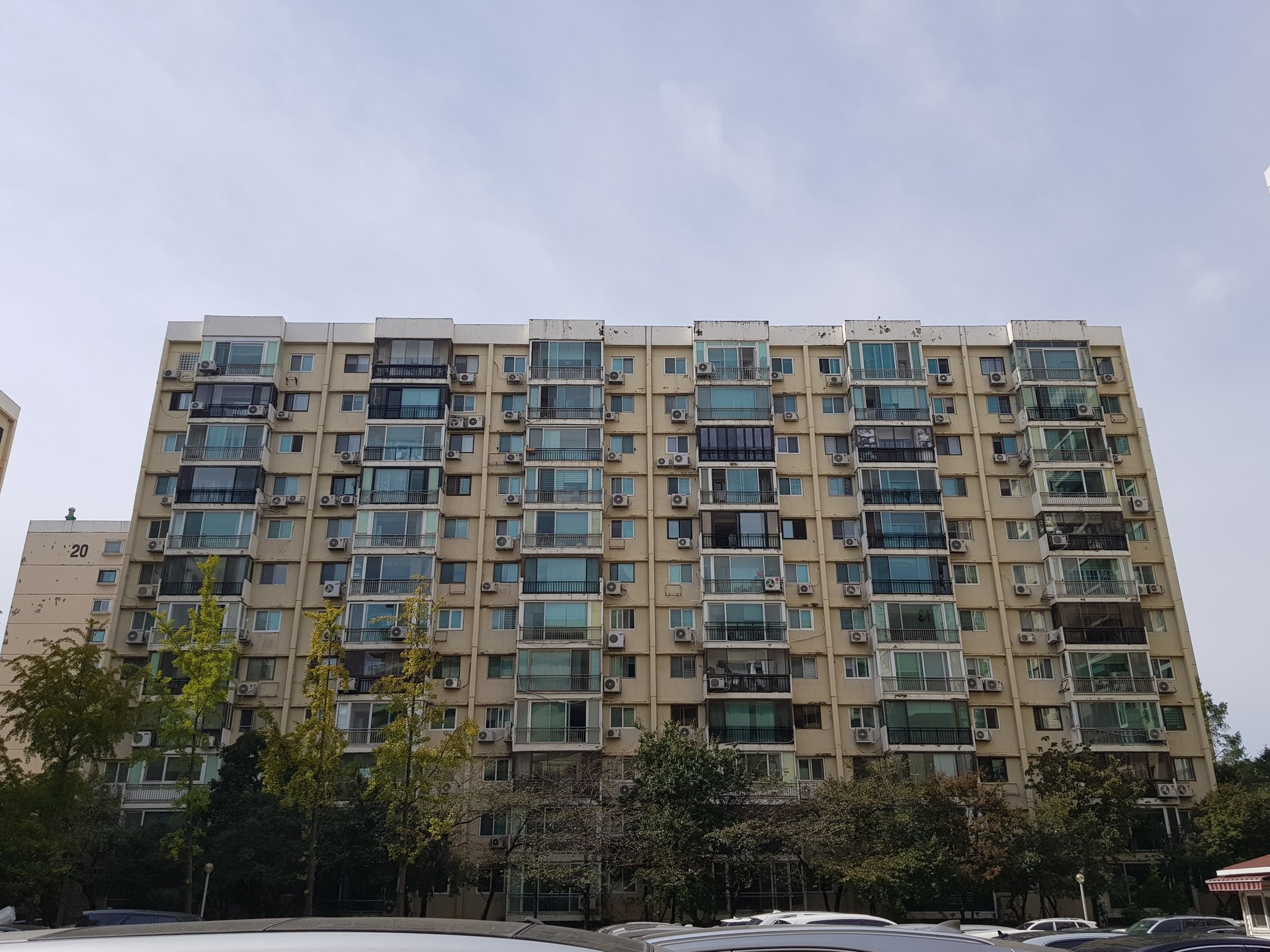 1976년 준공된 압구정 현대아파트 31동 외관, 재건축 대상 노후 단지 자료 사진